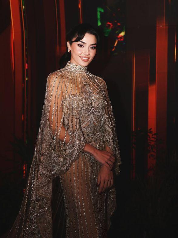 Hande Er&ccedil;el'in pozlarına Paris Hilton dahi kayıtsız kalamadı