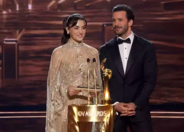 Hande Er&ccedil;el'in pozlarına Paris Hilton dahi kayıtsız kalamadı